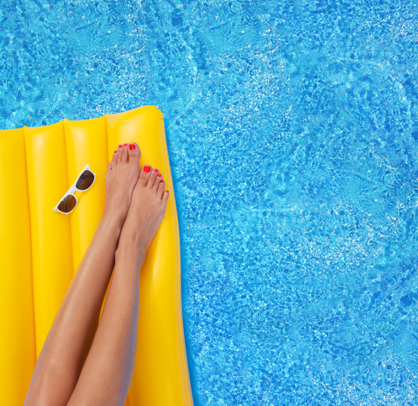 Frau entspannt sich im Pool - Füße aus nächster Nähe - Foto, Bild