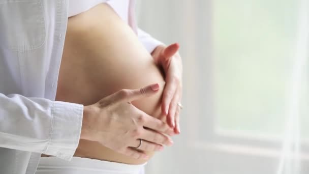 pregnant woman caressing her belly - Filmagem, Vídeo