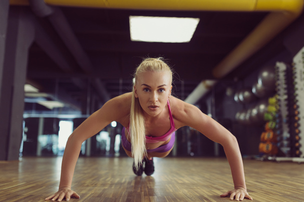 Femme sportive forte et belle s'entraînant dans la salle de gym
 - Photo, image