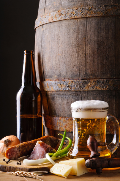 Zátiší s pivem a jídlem - Fotografie, Obrázek