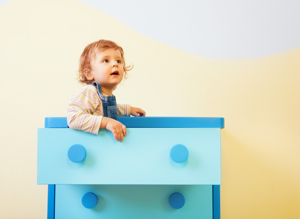 Toddler sitting in the box - Foto, afbeelding