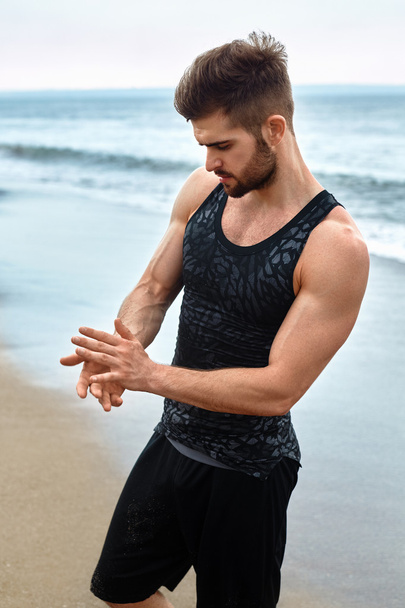 Handsome Man With Fit Muscular Body In Sportswear On Beach. - Zdjęcie, obraz