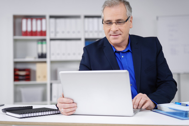 Attractive businessman working at a laptop - Φωτογραφία, εικόνα