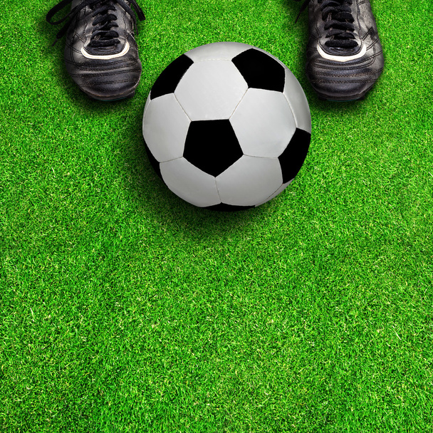 Botas de fútbol y pelota en el campo con espacio de copia
 - Foto, imagen