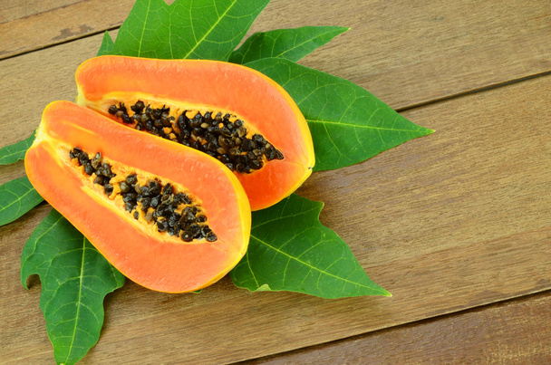 Rijpe papaya op houten achtergrond. - Foto, afbeelding