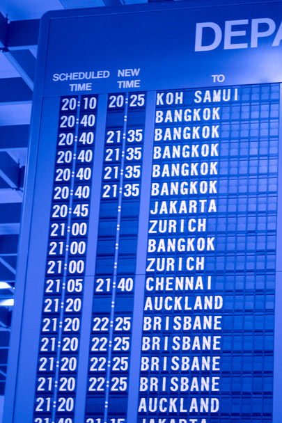 Tabla de horarios de características en aeropuerto asiático
 - Foto, Imagen