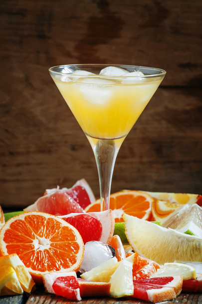 Citrus cocktail with ice and slices of fruits - Foto, afbeelding