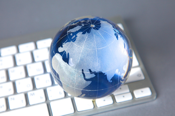 Cristal globe de la Terre sur un ordinateur
 - Photo, image