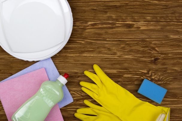 Détergent, éponge, vaisselle, chiffons et gants en latex
 - Photo, image
