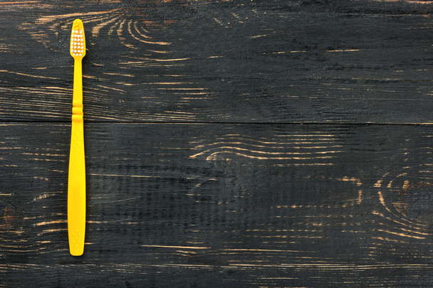 Yellow toothbrush in wooden - Fotografie, Obrázek