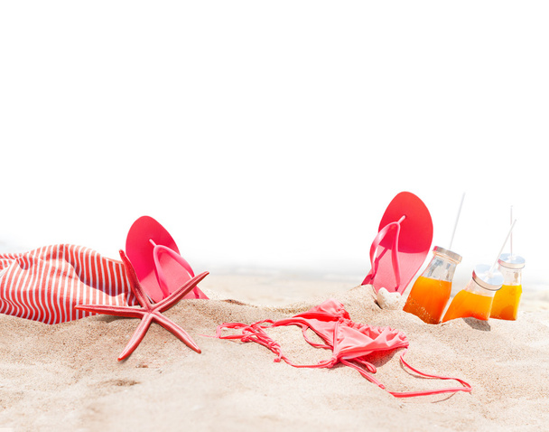 Acessórios de férias na praia de areia isolada Branco
 - Foto, Imagem