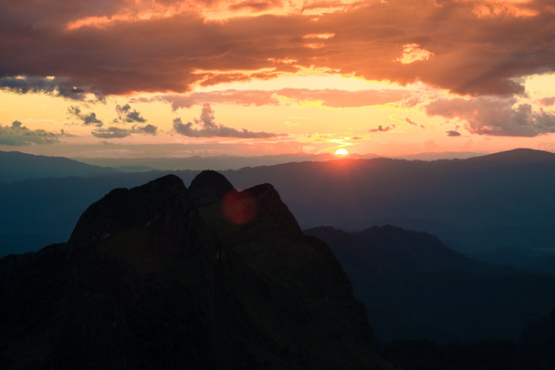 Pôr do sol na alta montanha sub-alpina, Chiangdao Tailândia
 - Foto, Imagem