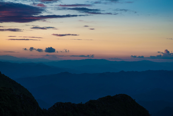 Zonsondergang op hoge sub alpine berg, Chiangdao, Thailand - Foto, afbeelding
