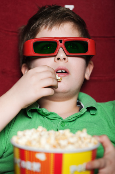 Toddler boy in 3D movie theater - Фото, изображение