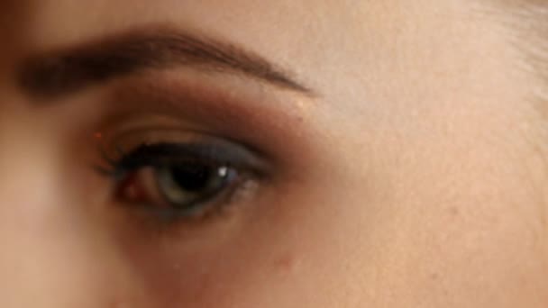 Girl with dark glamour makeup. Closeup - Video, Çekim