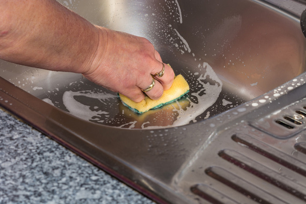 Καθαρισμός ένα νεροχύτη της κουζίνας   - Φωτογραφία, εικόνα