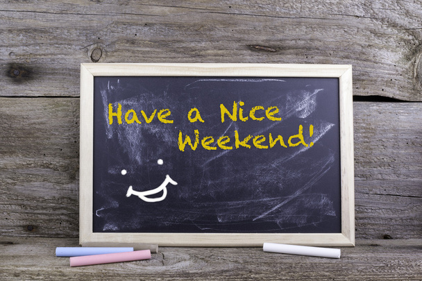 Haben Sie ein schönes Wochenende! Kreidetafel auf einem Holztisch - Foto, Bild