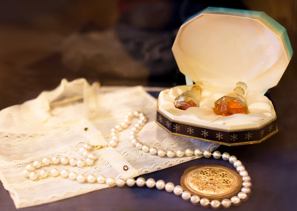 Parfum vintage, miroir, perles, chemisier blanc
. - Photo, image