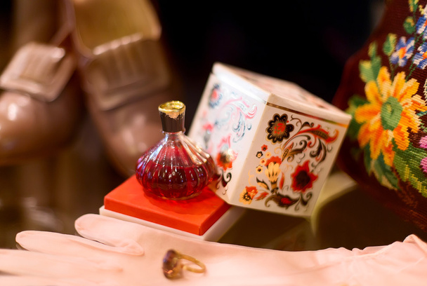 Vintage parfém, rukavice, boty, prsten. - Fotografie, Obrázek