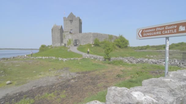 dunguaire castle in der nähe von kinvarra in co. galway, irland - Filmmaterial, Video