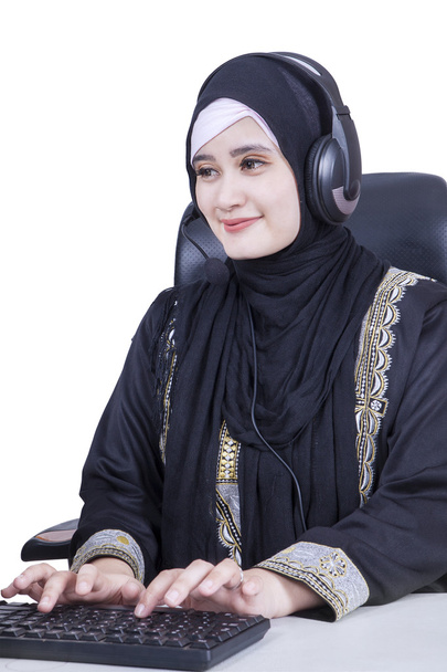 Female Arabian operator smiling - Фото, зображення