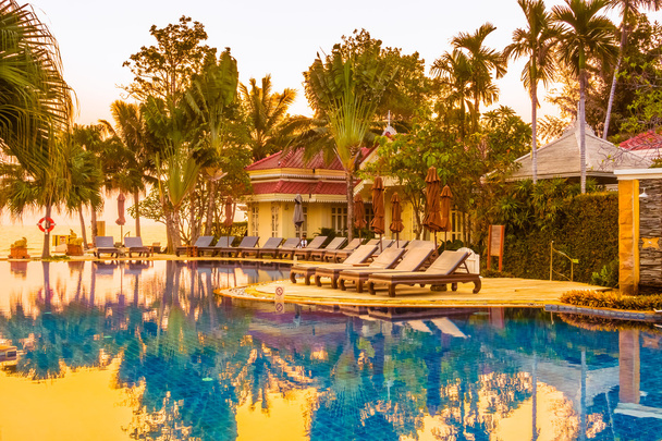 zwembad in hotel resort - Foto, afbeelding