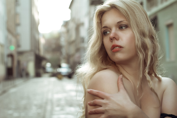 Femme blonde nue dans la rue
 - Photo, image