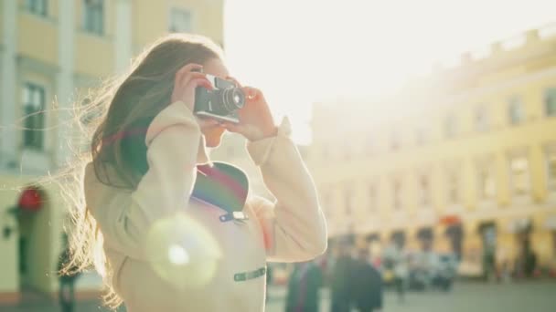 fiatal nő bevétel mozi-ból egy város, egy régi kamera lassú mozgás - Felvétel, videó