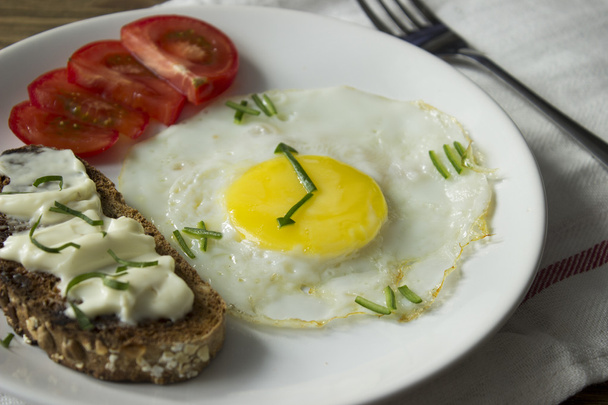 Served breakfast with a Fried egg in form of a clock - Foto, Imagen