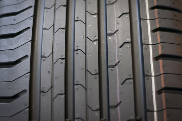 Neumáticos del coche primer plano
  - Foto, imagen