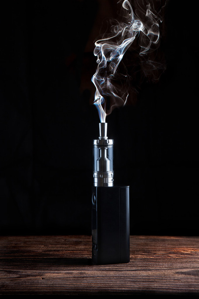 електронна сигарета на темному фоні
 - Фото, зображення