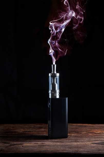 elektronická cigareta na tmavém pozadí - Fotografie, Obrázek