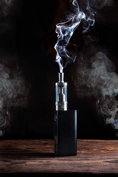 cigarro eletrônico sobre um fundo escuro
 - Foto, Imagem