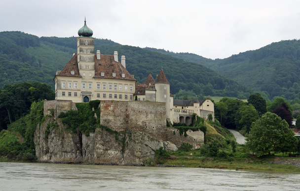 Castle Schloss Schöhnbühel at river Danube - Foto, afbeelding