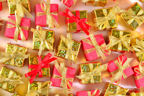 Felülnézet Close-Up arany és piros ajándékok  - Fotó, kép