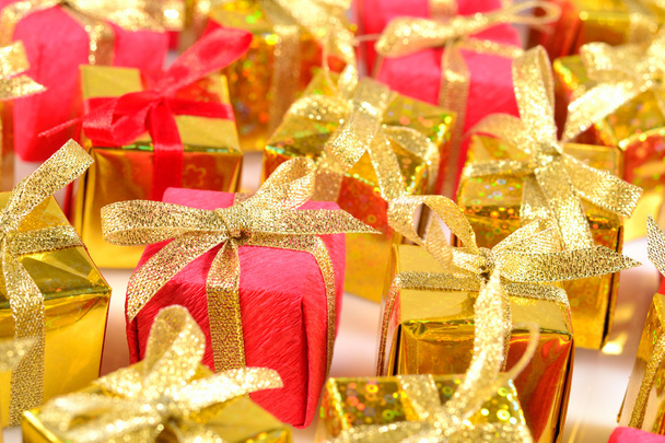Vista superior de presentes dourados e vermelhos close-up
  - Foto, Imagem