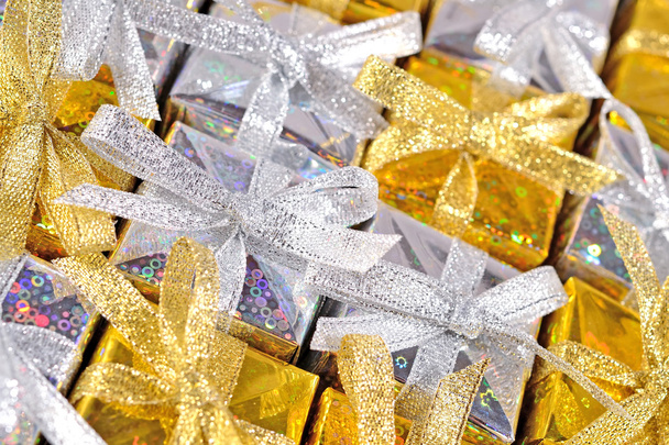 Vue de dessus des cadeaux d'or et d'argent close-up
 - Photo, image