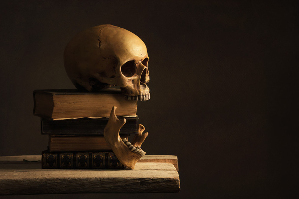 Crâne humain avec mâchoire sur vieux livres
 - Photo, image