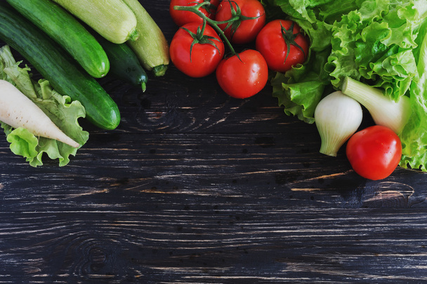 Зеленый салат, помидоры на лозе, огурцы, цуккини, сквош, и
  - Фото, изображение