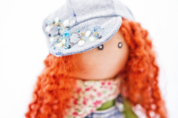 Bambola dai capelli rossi fatta a mano vestita in jeans
  - Foto, immagini