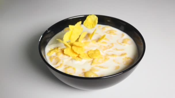 Fill cornflakes into bowl with milk - Video, Çekim