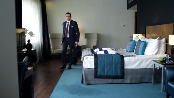 Businessman included in the hotel room - Πλάνα, βίντεο
