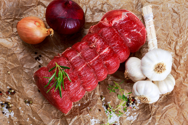 Свіже м'ясо сирої яловичини, готове до приготування
 - Фото, зображення