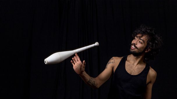 Nuori jonglööri sirkuksessa
 - Valokuva, kuva
