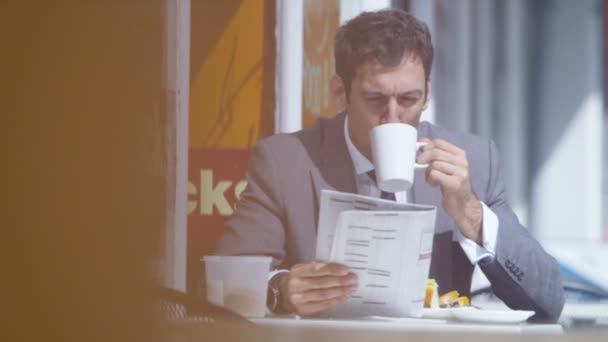Businessman having lunch at cafe - Кадры, видео