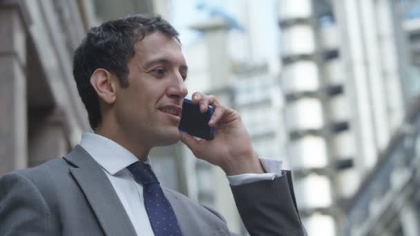  businessman talking on mobile phone - Filmagem, Vídeo