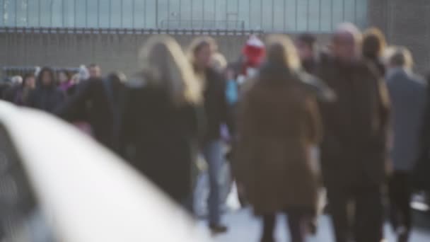  foule marchant sur l'un des ponts de Londres
  - Séquence, vidéo