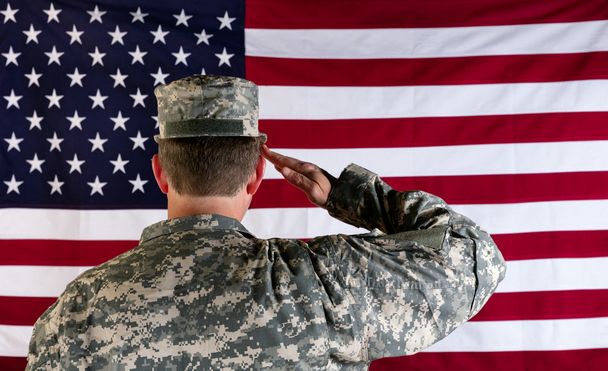 Weteran mężczyzna żołnierzem, pozdrawiając flaga Usa   - Zdjęcie, obraz