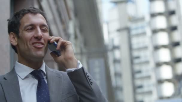  businessman talking on mobile phone - Filmati, video