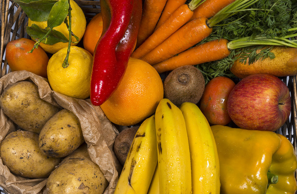 zonnig gekleurde groenten en fruit - Foto, afbeelding